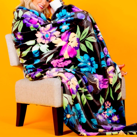 NWT: LUG CUDDLE THEOW BLANKET - BLOOM BLACK - *SOLD OUT. *SOFTEST & HUGE! - Picture 4 of 4